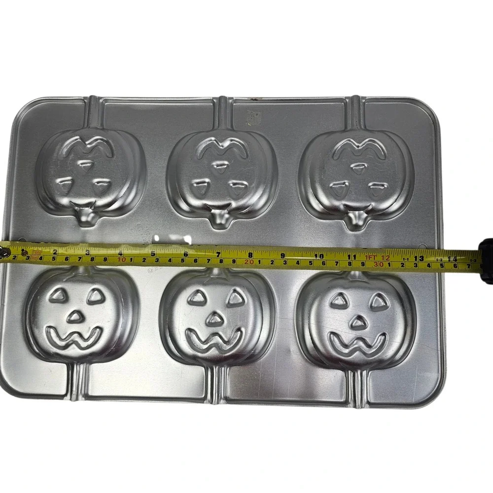 Wilton Vintage Aluminum Cake Pan Set Pumpkin Jack-o-Lantern and Snowman 6 Cavity